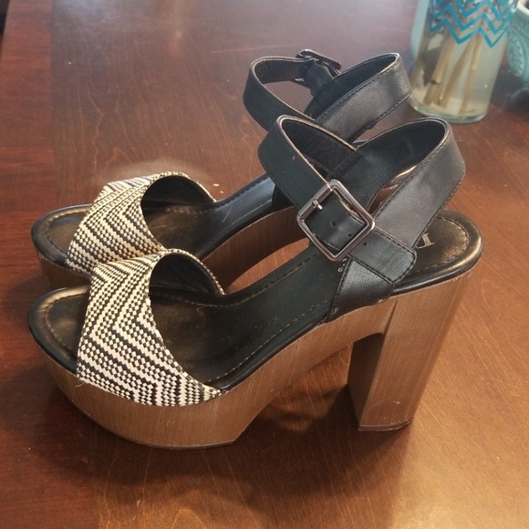 Lime light platform heels. - Picture 2 of 3